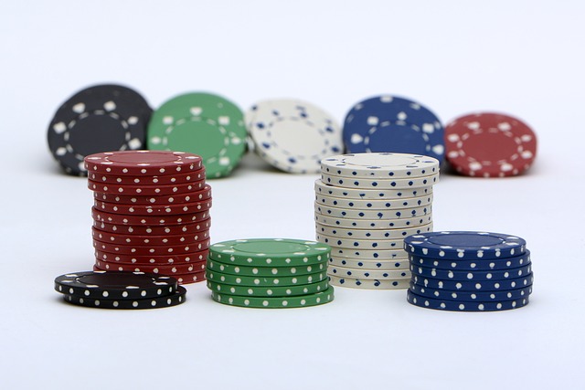 Rilanciare o chiamare nel poker: qual è la decisione migliore?